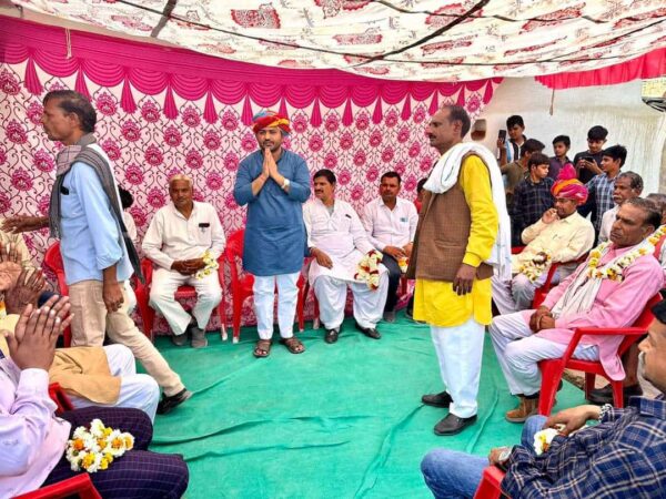 On arrival in Tonk, Phule Brigade's National Convenor Chandra Prakash Saini was welcomed grandly by showering flowers in the form of a huge procession.