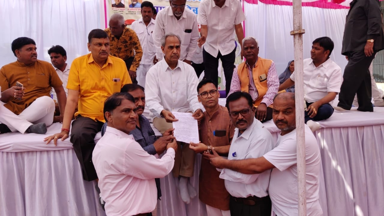 Office bearers of National Teachers Union gave memorandum to MLA Harish Chandra Meena to solve teacher problems