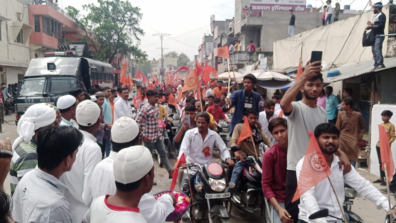TONK: On Ram Navami, a grand Shri Ram vehicle procession was taken out, thousands of people took part on hundreds of motorcycles, Hindu-Muslim brothers welcomed by showering flowers at various places.