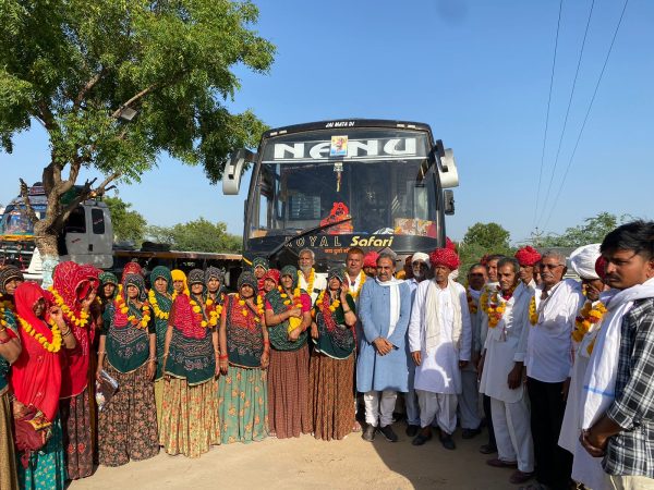 नयागाँव मे चार धाम की धार्मिक यात्रा के लिए डॉ विक्रम सिंह गुर्जर ने बस को हरी झंडी दिखाकर रवाना किया