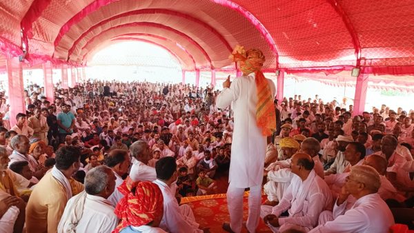 MLA Amar Singh Jatav gave 51000 rupees in Vair assembly ship, MLA took blessings of Dev Baba (Karasdev) in temple construction