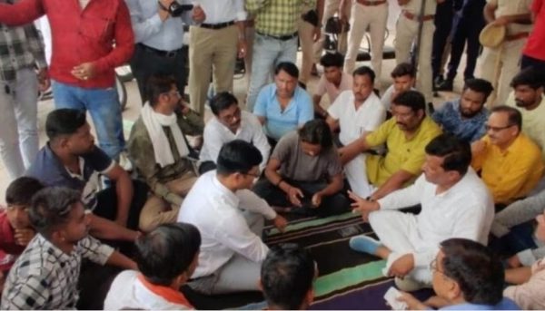 मरीज की मौत के बाद परिजन और समाज के लोग प्रदर्शन करते