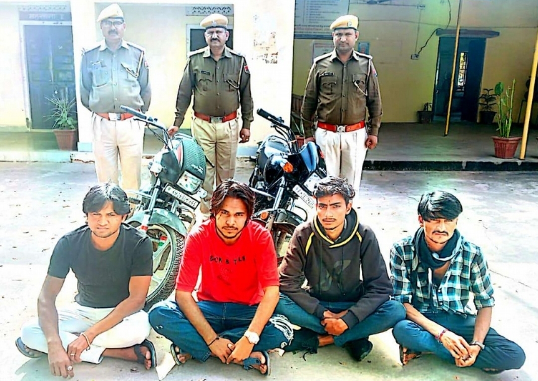 दीपावली के दिन अलीगढ में शांति भंग करने वाले चार बदमाशो को किया गिरफ्तार व दो मोटर साईकिले जप्त