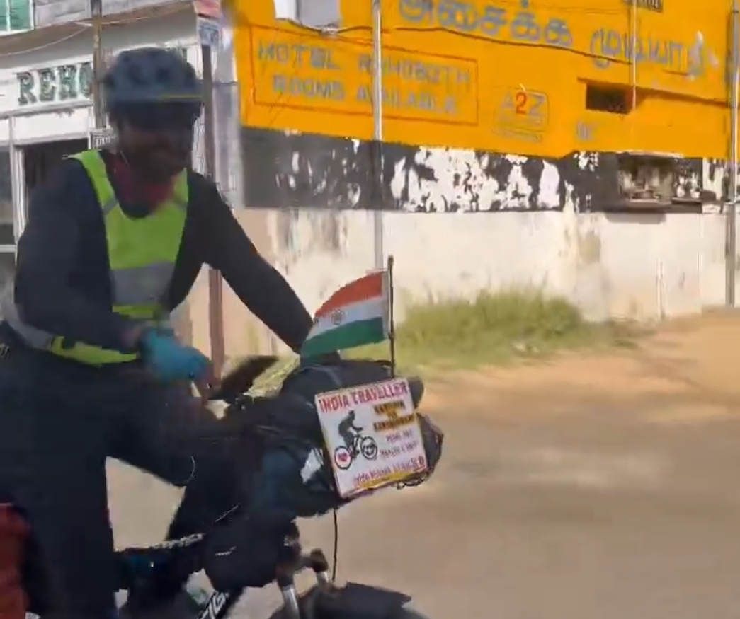 Kritesh from Bhilwara traveled from Kashmir to Kanyakumari on bicycle. Messages of health and unity.