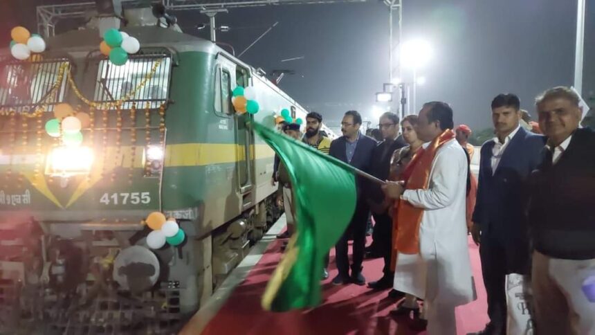 तीर्थयात्रियों को लेकर अयोध्या रवाना हुई स्पेशल ट्रेन,देवस्थान मंत्री जोराराम कुमावत ने दिखाई हरी झंडी 