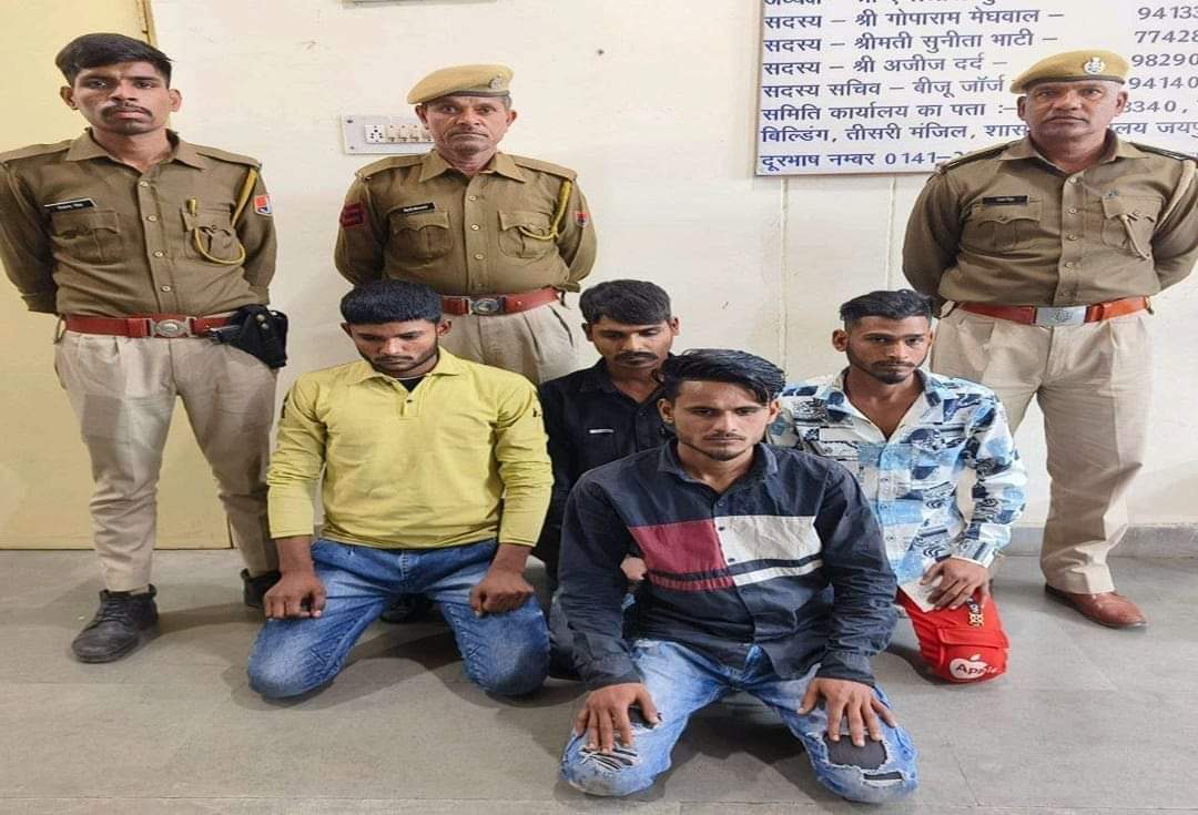 चाकुओं से वार कर जानलेवा हमला में वांछित चार आरोपी गिरफ्तार, घटना में प्रयुक्त बाइक व दो चाकू बरामद