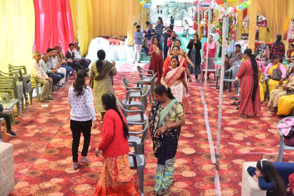 अमृता हाट मेला परवान पर,कुर्सी रेस और चम्मच रेस में उत्साह से शामिल हुए आमजन