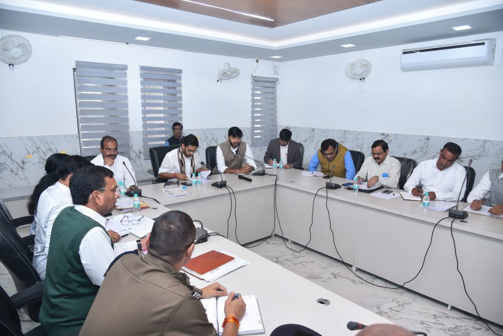 शहर में लगी अवैध केबिन हटेगी, चौराहों का हो सौंदर्यीकरण- कलेक्टर नमित मेहता, सभापति पाठक ने दिए सुझाव