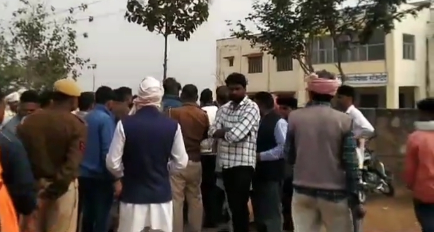युवक की मौत से गुस्साए ग्रामीण, जाम लगाकर धरना