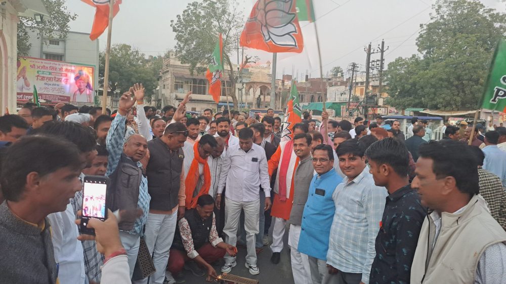 टोंक पूर्व विधायक अजीत सिंह मेहता के जिलाध्यक्ष बनने पर भाजपा कार्यकर्ताओं ने जमकर आतिशबाज़ी और मिठाई बांटकर खुशी का इजहार किया