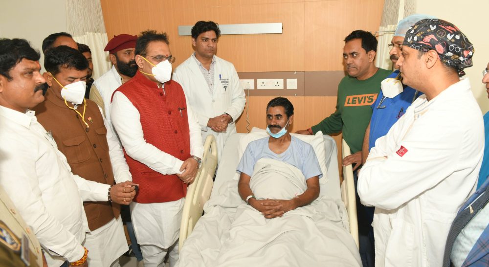 जयपुर में बैंक लूट की वारदात को नाकाम करने वाले कैशियर नरेन्द्र सिंह शेखावत की मुख्यमंत्री भजनलाल शर्मा ने अस्पताल जाकर जानी कुशलक्षेम