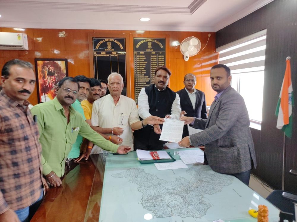 कांग्रेसजनों ने लकडाई घटनाक्रम में पीडितों के खिलाफ दर्ज एफआईआर में एफआर लगाने को लेकर कलक्टर एवं पुलिस अधीक्षक को सौंपे ज्ञापन