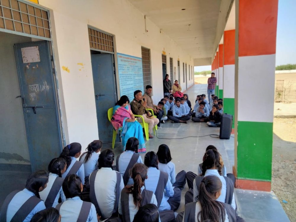 मेघरास स्कूल में सीएम की गरिमा आपरेशन योजना के तहत थाना प्रभारी ने विद्यार्थियों को दी कानून,यौन उत्पीड़न, यातायात सुरक्षा, स्पीक अप की जानकारी