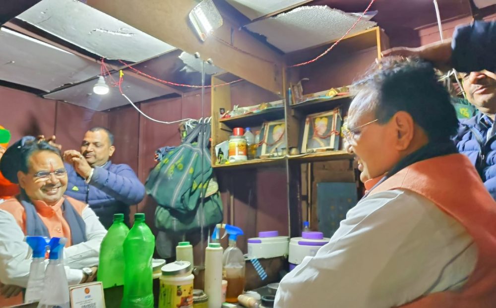 मुख्यमंत्री देर रात अचानक पहुंचे हेयर सैलून और फिर…