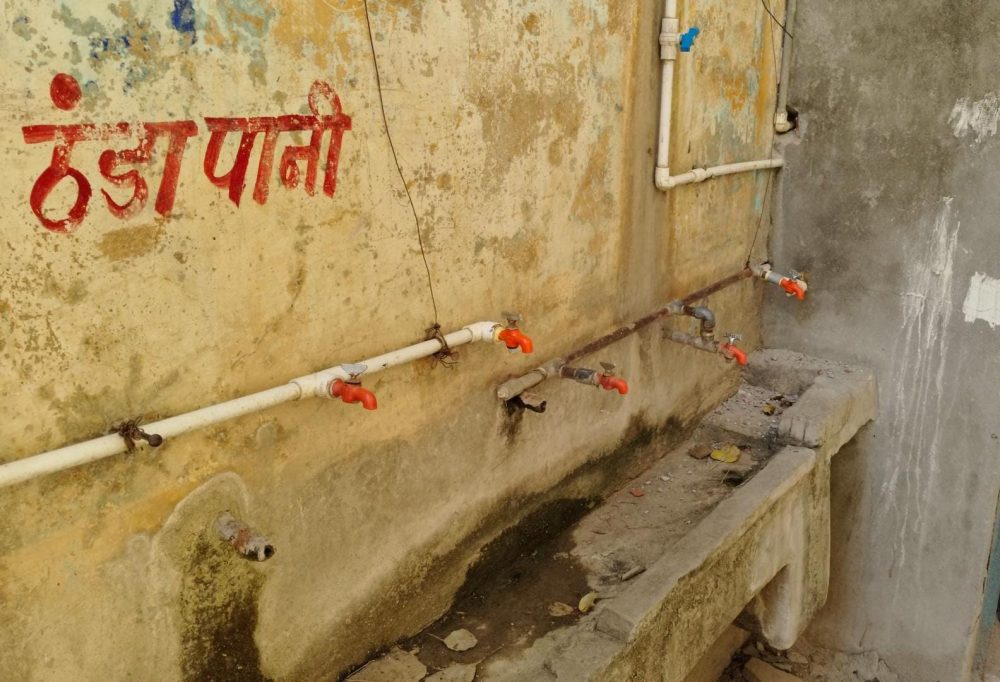 चार दिनों से पानी के लिए तरसते जहाजपुर महाराणा स्कूल के विधार्थी, प्रिंसिपल ने कहा बोर्ड परीक्षा की वजह से नही हुआ सुधार