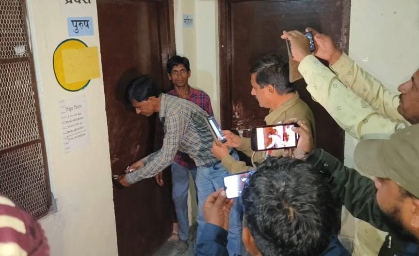 नौ मांगों को मानने के बाद टावर से नीचे उतरे उप सरपंच टांक, पंचायत के लगे ताले