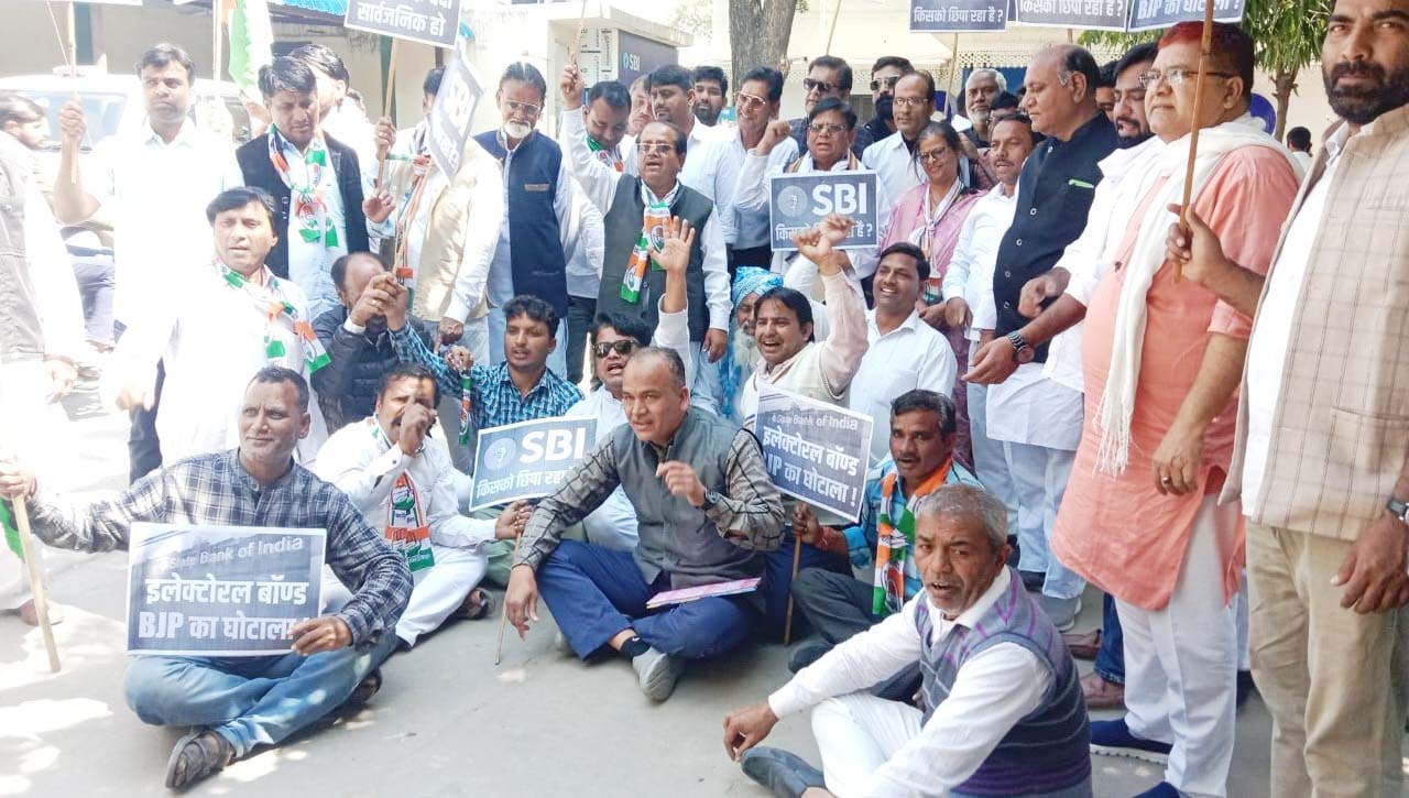 चुनावी इलेक्ट्रारल बॉण्ड को सार्वजनिक नहीं करने के लिए कांग्रेस ने एस.बी.आई. बैंक के बाहर किया प्रदर्शन